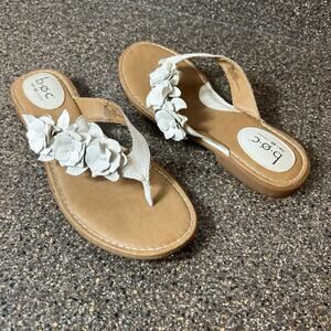 Born b.o.c Womens Sz 8M White Flower Accent Leather Sandals Slip On Thong Casual